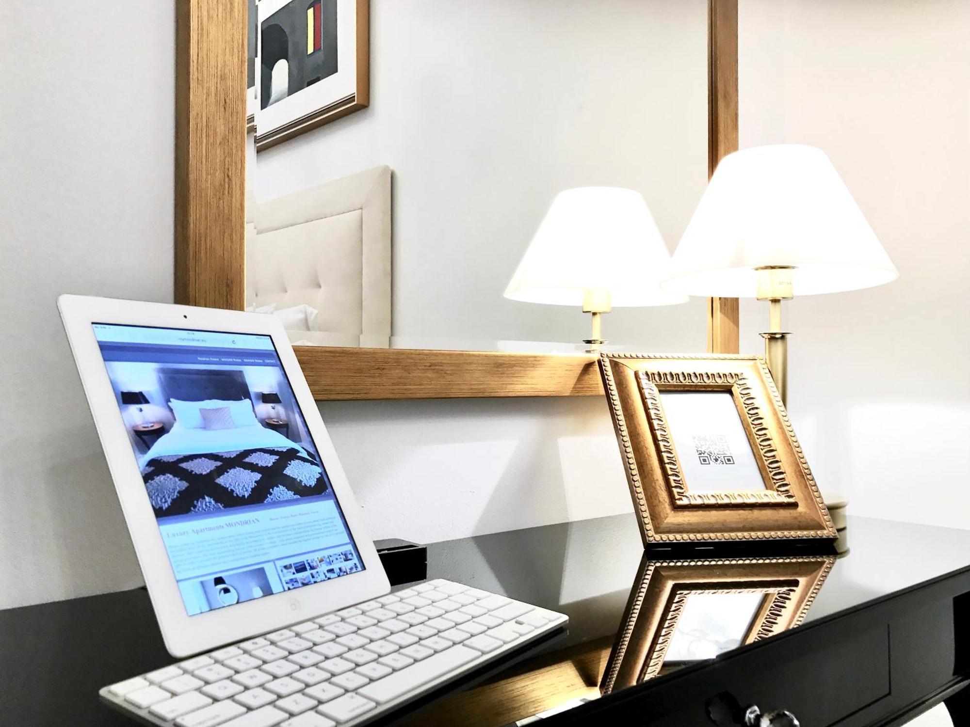 Luxury Apartments Mondrian Market Square III Warsaw Bilik gambar